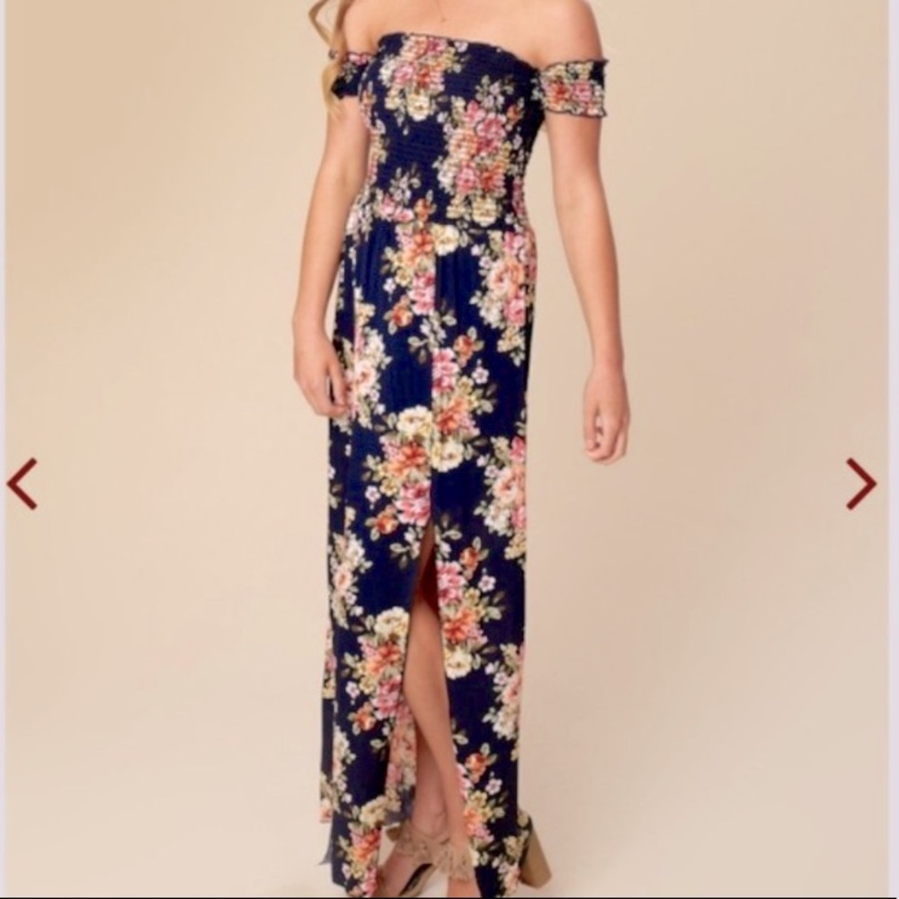 Maxi off the shoulders dress with slit
